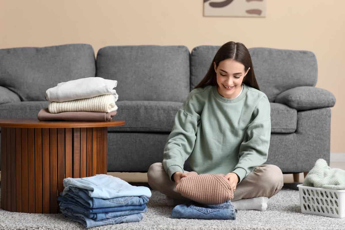 Donna piega i panni