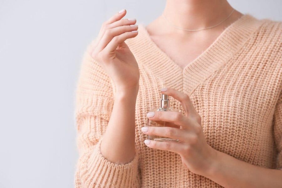 donna con profumo