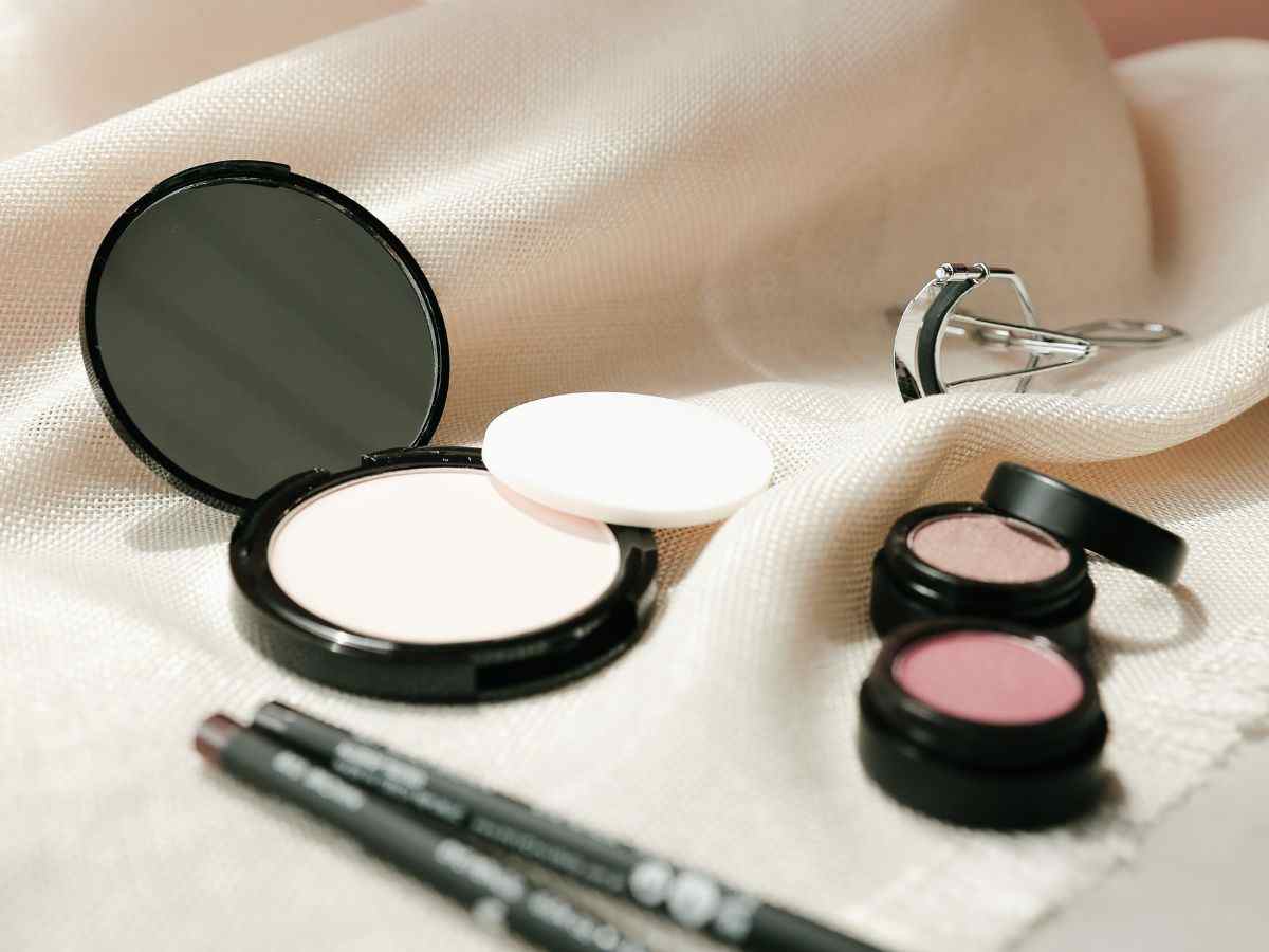 un set di trucchi con specchietto