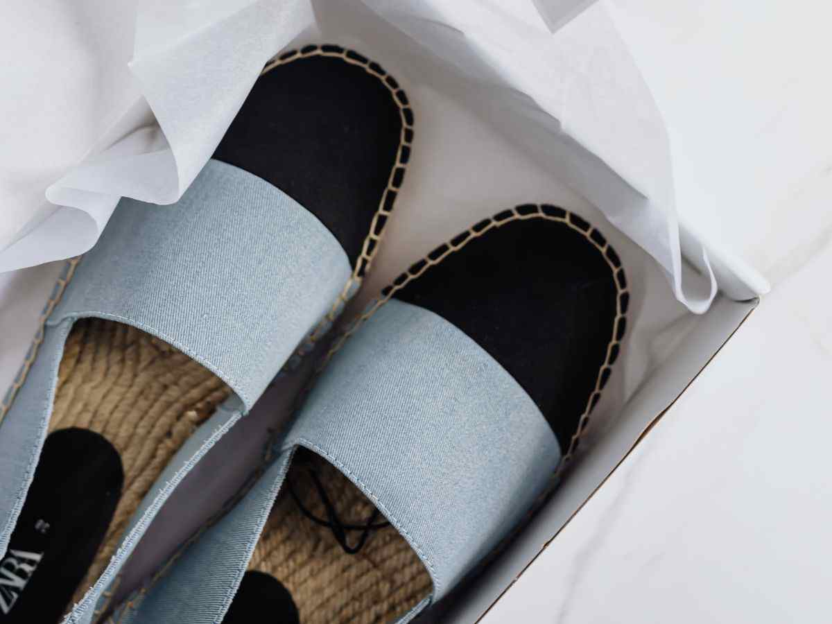 una confezione di scarpe zara