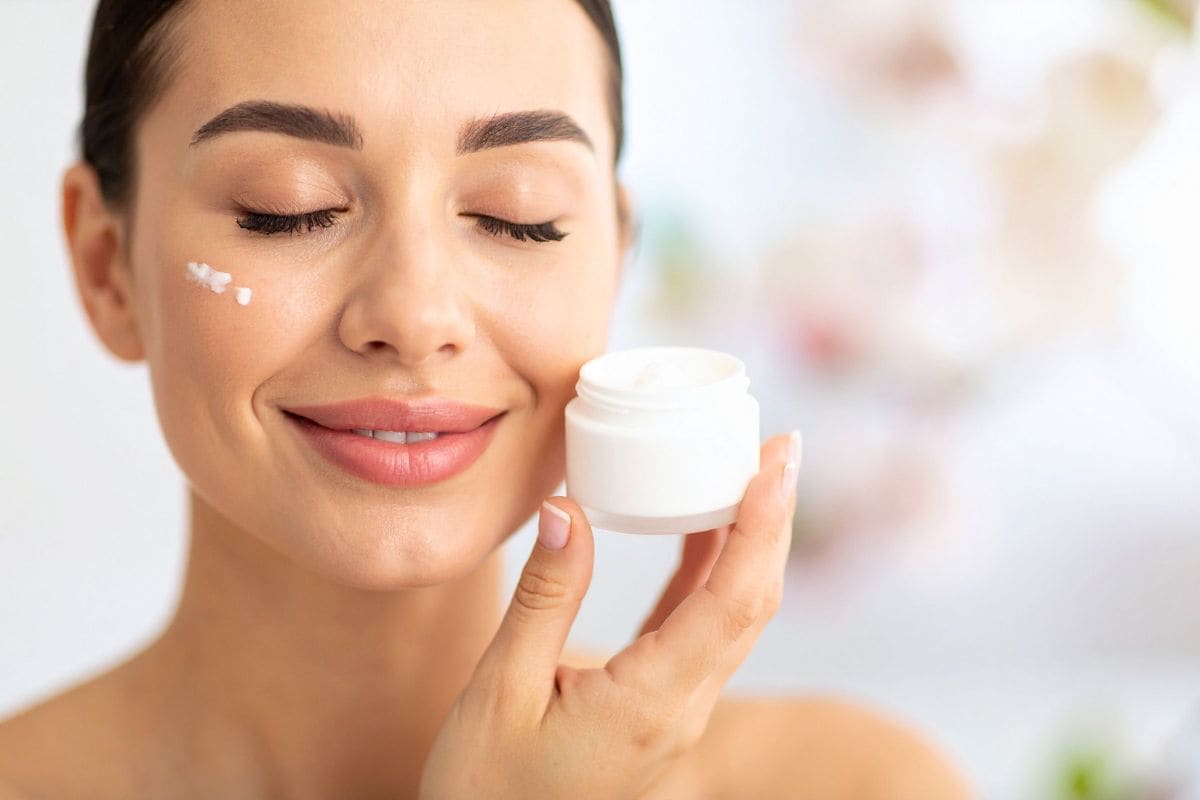 Donna con crema viso