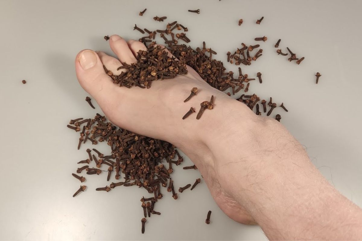 Spargi i chiodi di garofano sui piedi: i benefici sono innumerevoli