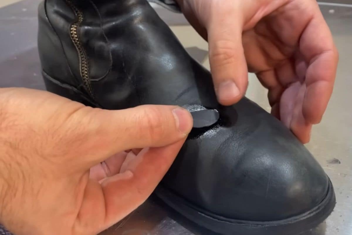 Scarpa con riparazione