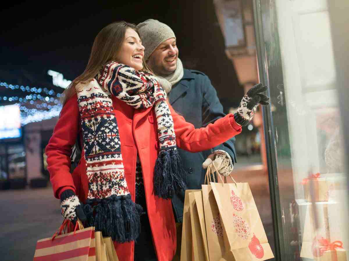 coppia ammira una vetrina in un centro commerciale
