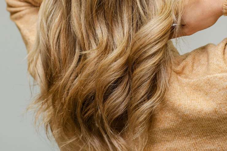 ragazza con chioma bionda di spalle