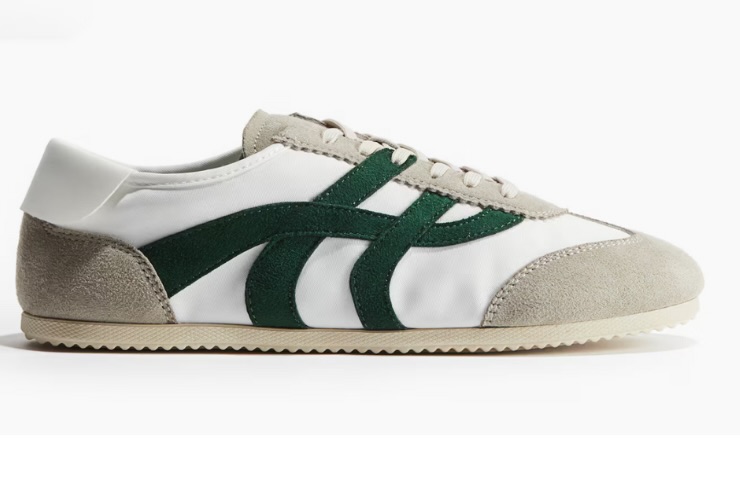 scarpe bianche e verdi