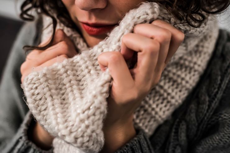 ragazza con sciarpa