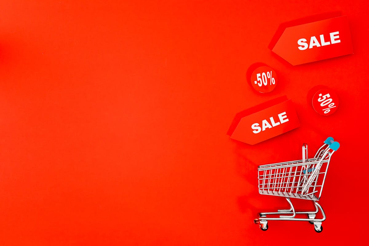 carrello su sfondo rosso