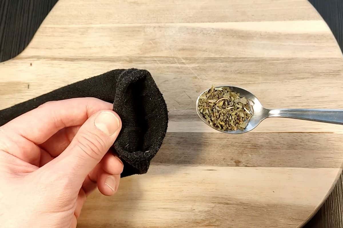 Metti questo ingrediente nei calzini e resterai piacevolmente sorpreso