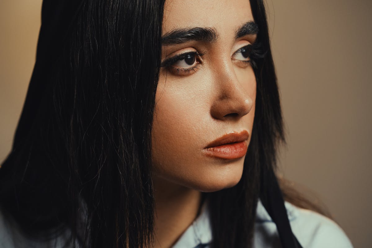 donna con capelli sfibrati