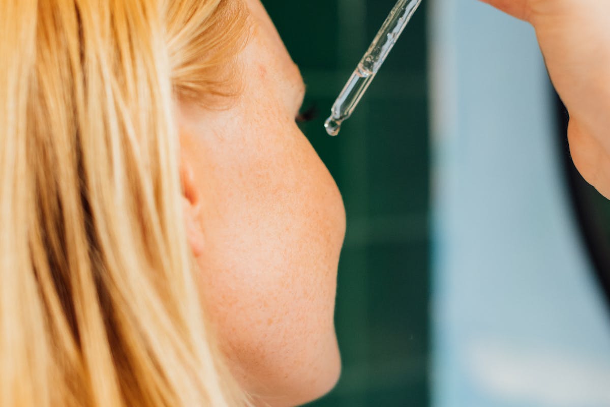 donna con applicatore siero viso sulla pelle