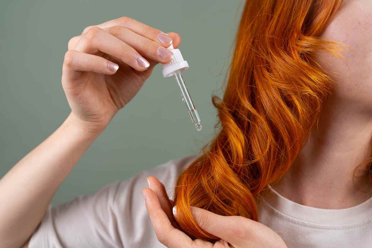 donna che mette siero sui capelli