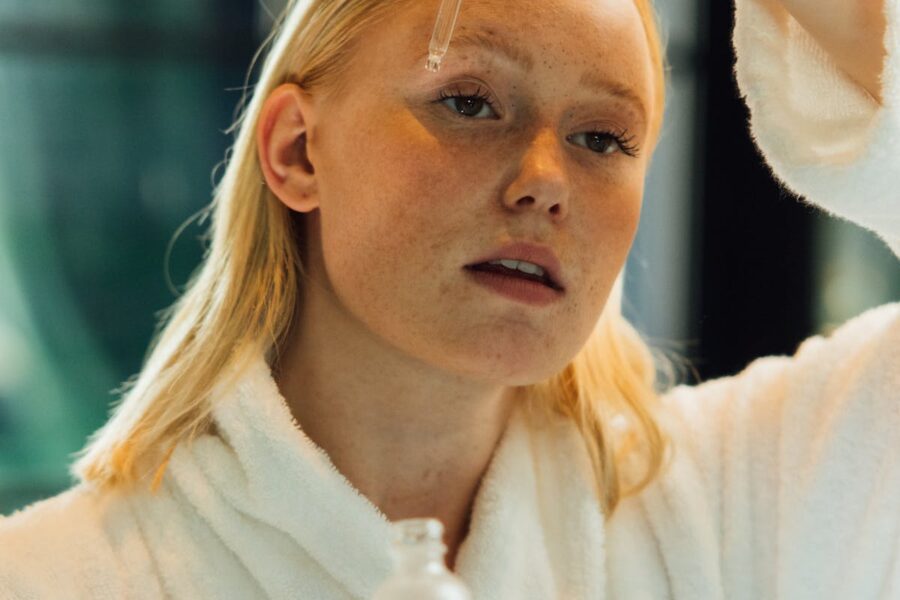 donna che mette siero viso