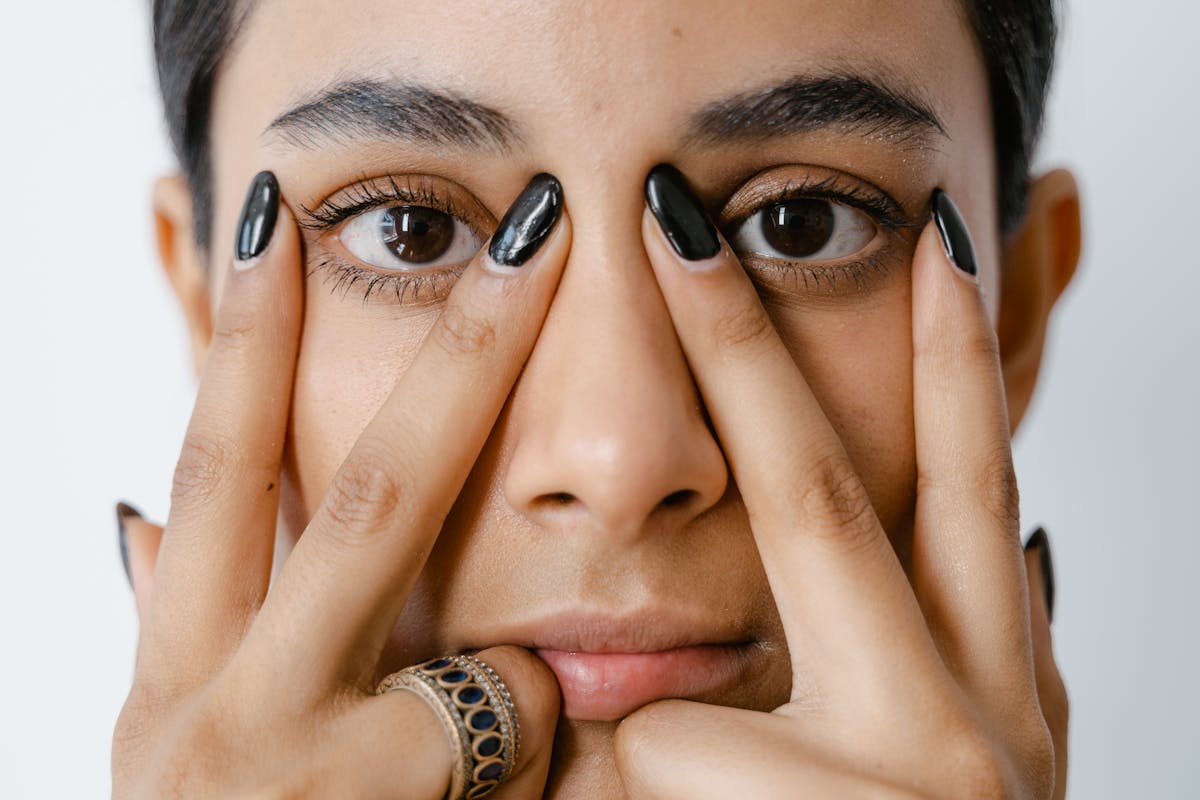 Black Cherry: la tendenza smalto unghie che sta facendo impazzire tutte (e non è il solito colore nero o rosso)