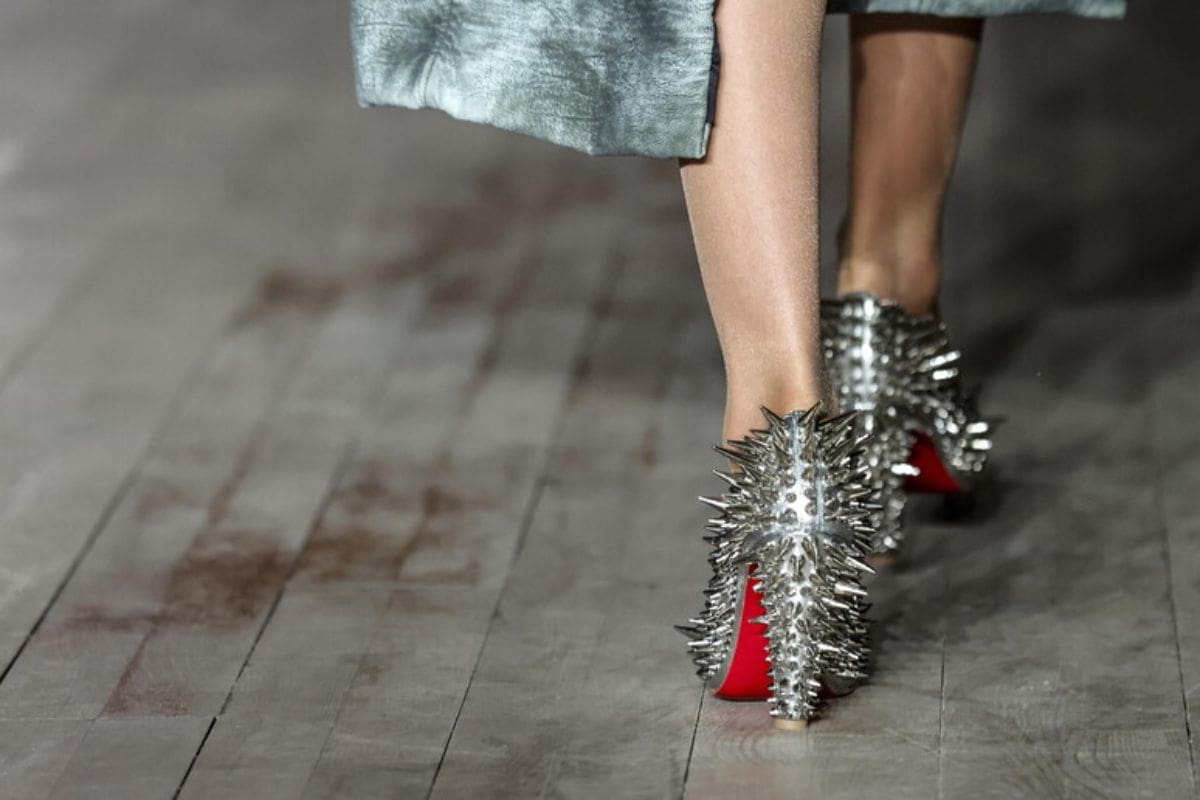 Perché alcuni tacchi hanno la suola rossa? Il motivo non è casuale