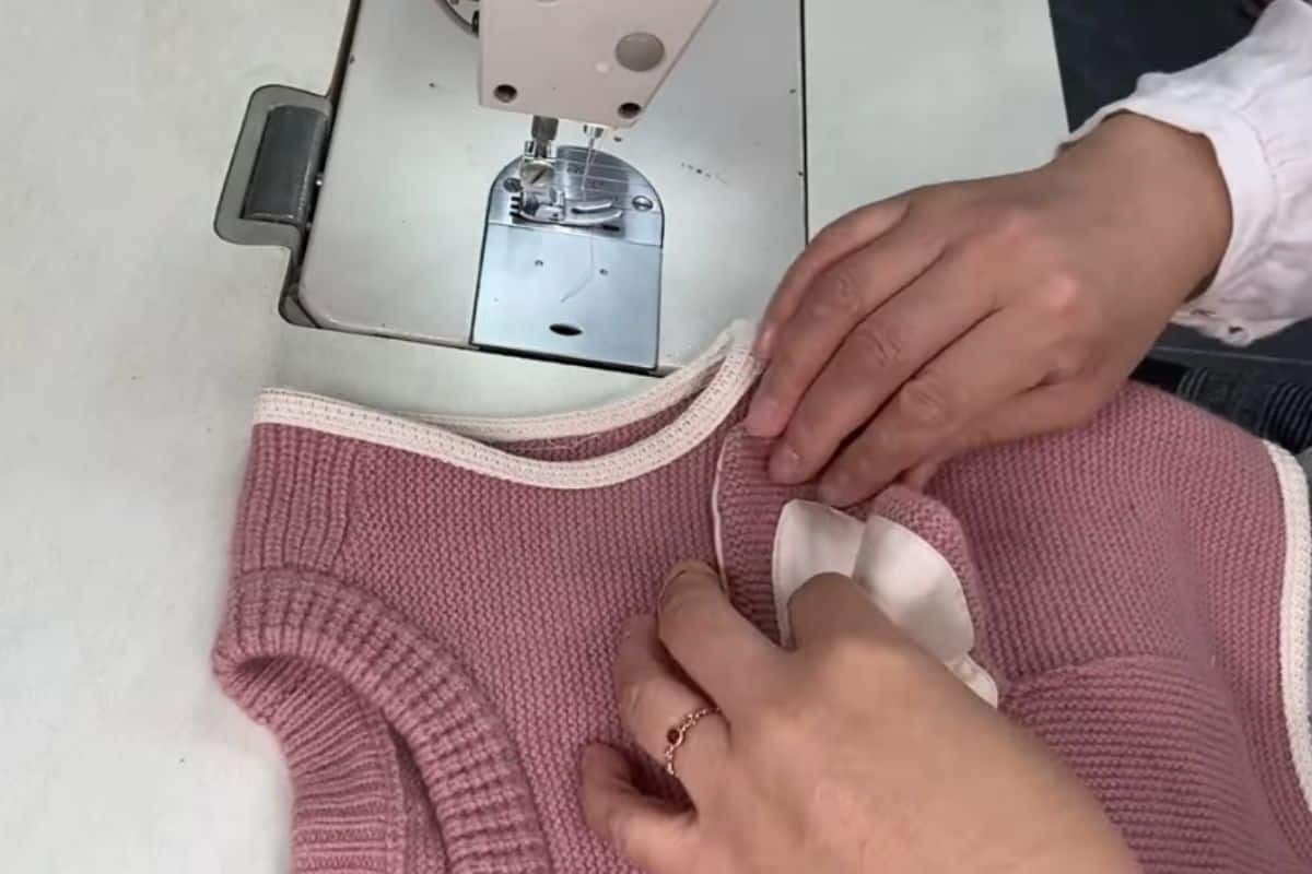 Gilet e macchina da cucire