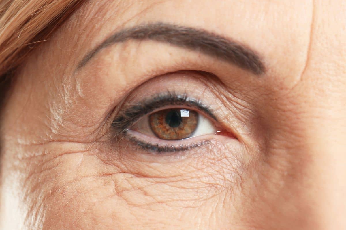 Il trucco occhi da evitare oltrepassati i 60 anni: ti invecchia e non lo sai