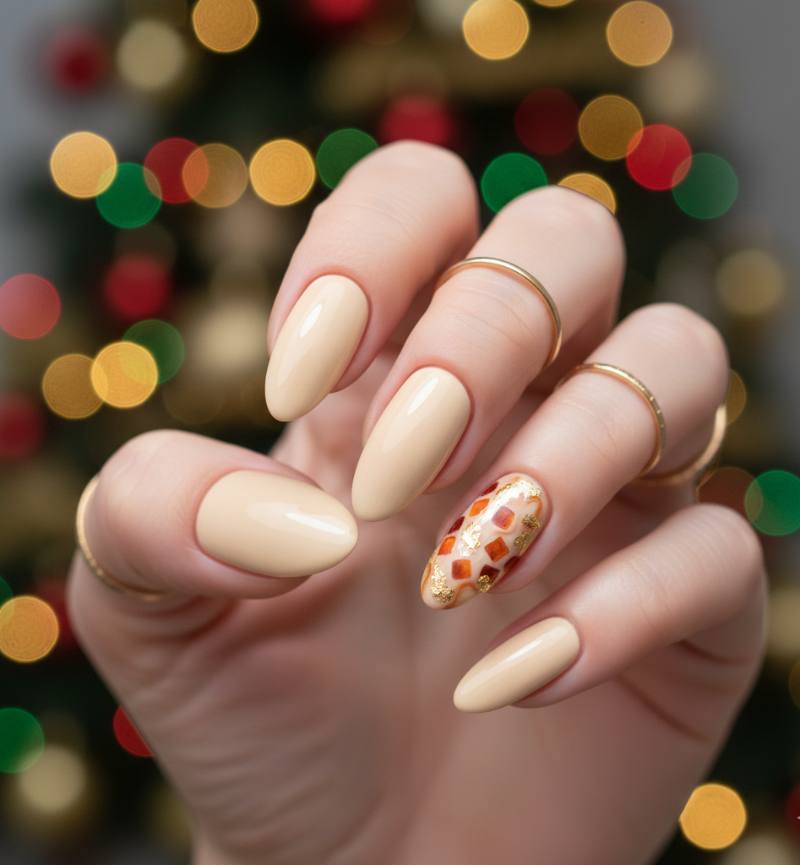 delle unghie color burro con anulare decorato