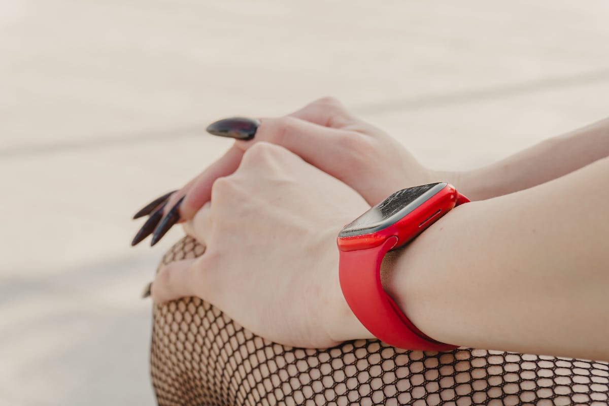 ragazza con unghie tartaruga, mani poggiate su gambe con calze a rete