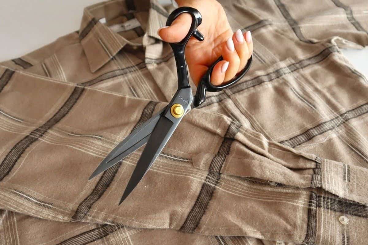 Taglia colletti, polsini e bottoni: ciò che ne esce fuori è geniale