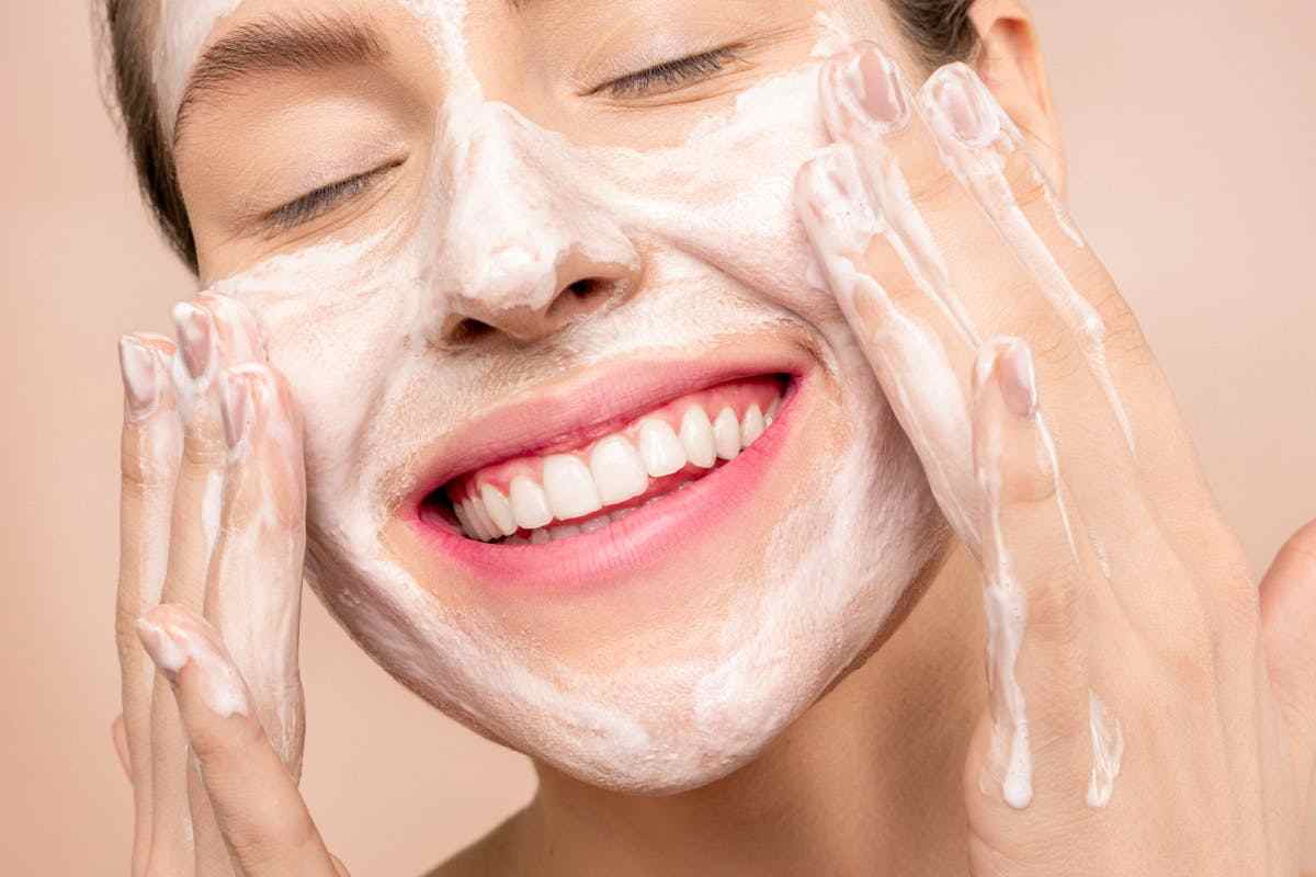 donna che si sciacqua viso