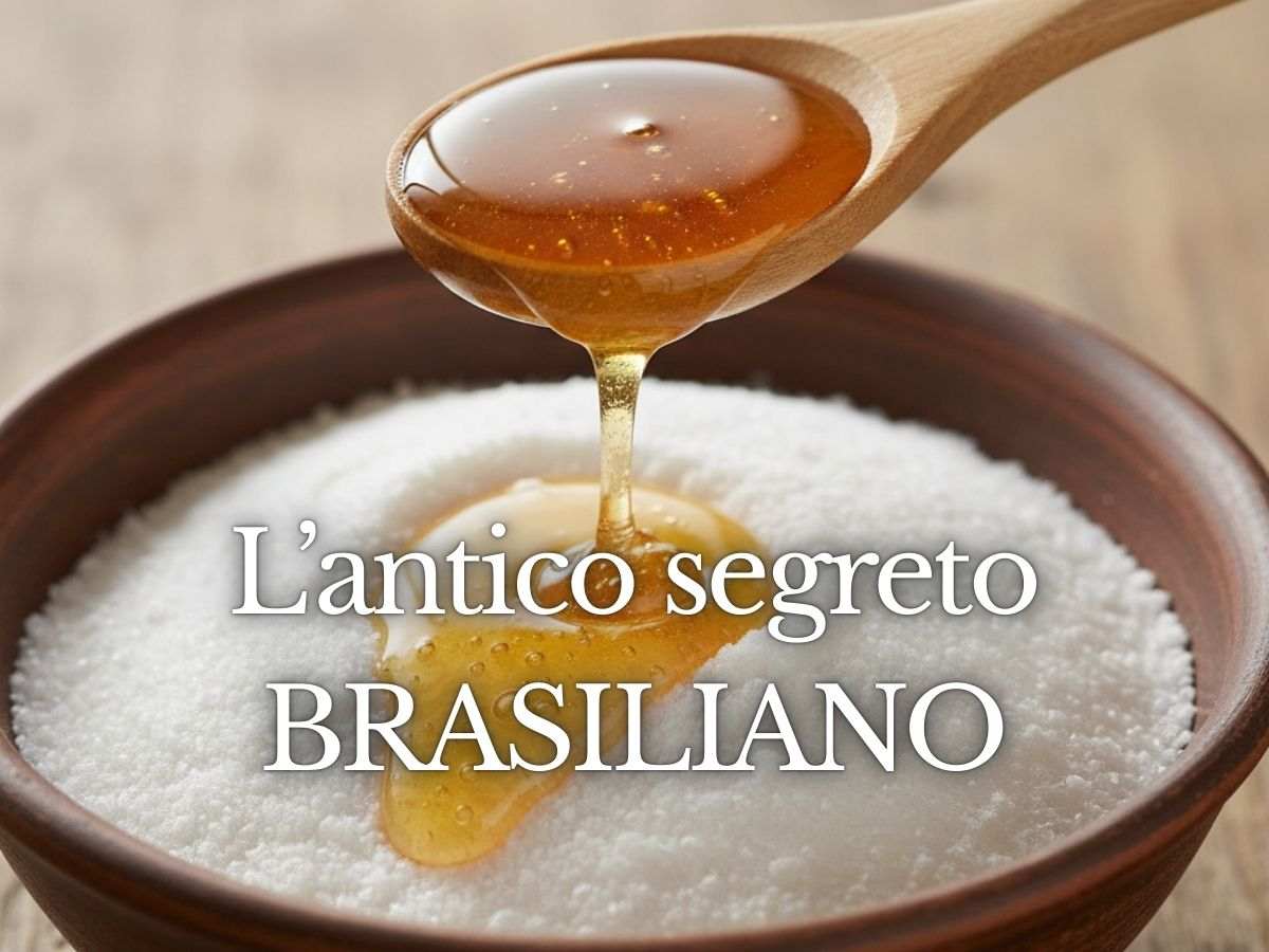 bicarbonato in una ciotola e cucchiaio di miele