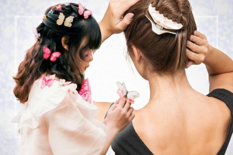 donne con clip nei capelli