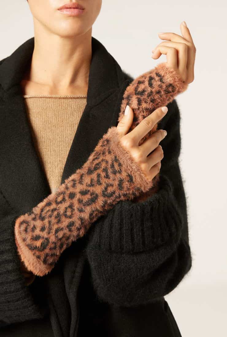 Donna con manicotti animalier