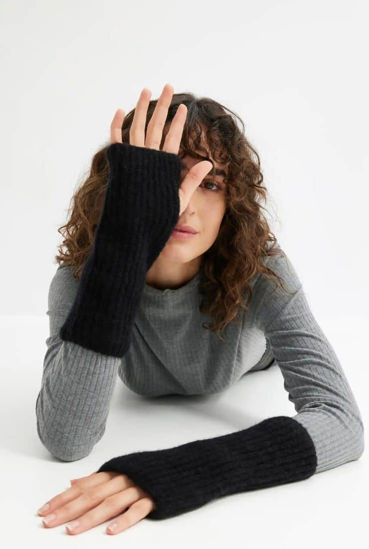 Donna con manicotti neri