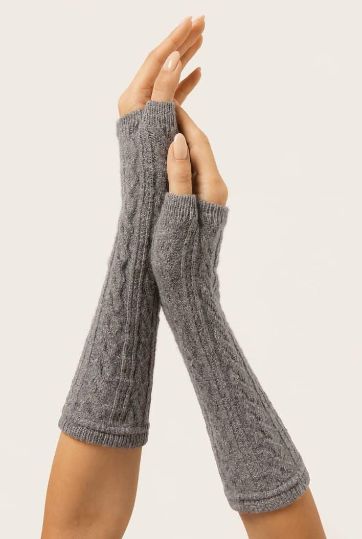 Braccia con manicotti grigi