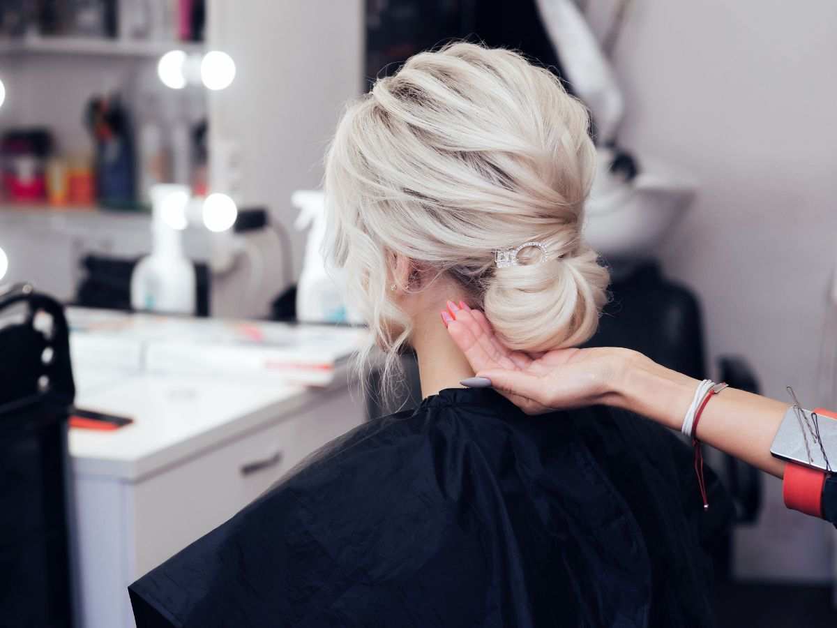 parrucchiera realizza chignon