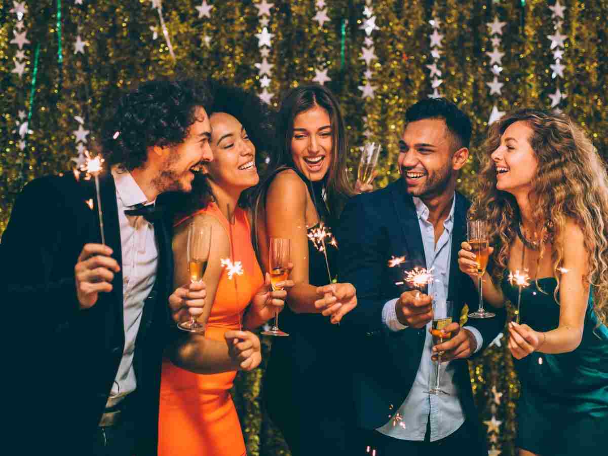 amici riuniti con fiaccole accese per capodanno