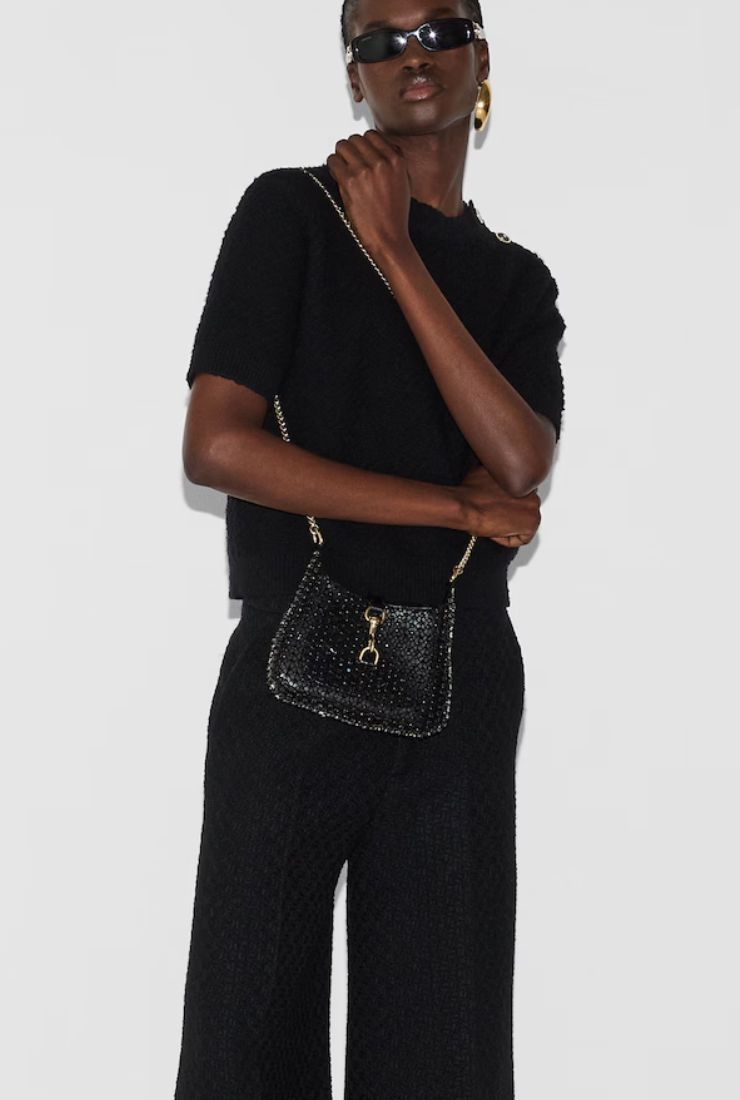 Donna con borsetta nera