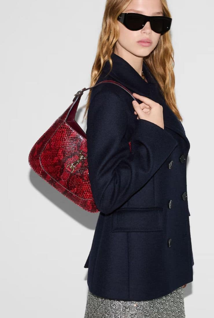 Donna con borsa pitonata rossa