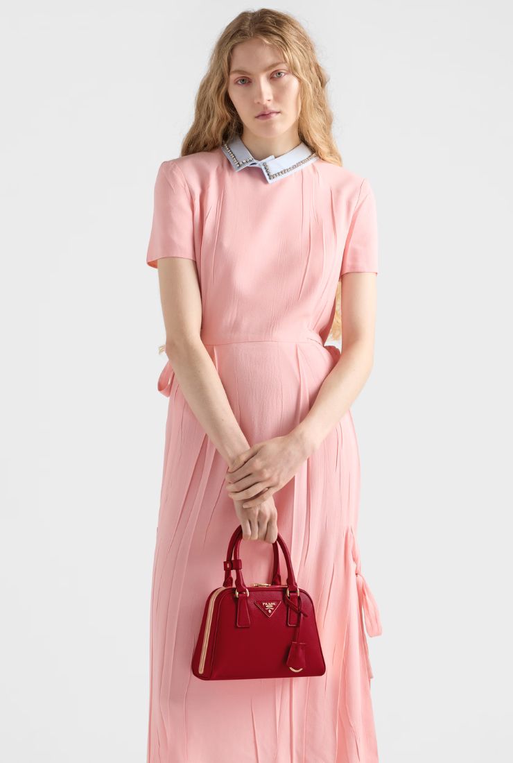 Donna con borsa rossa