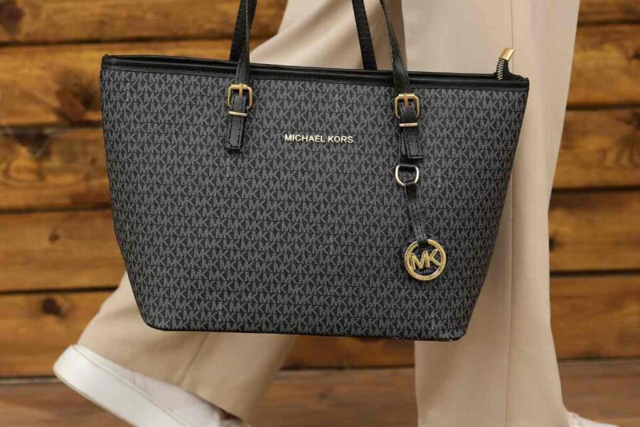 persona con in mano una borsa