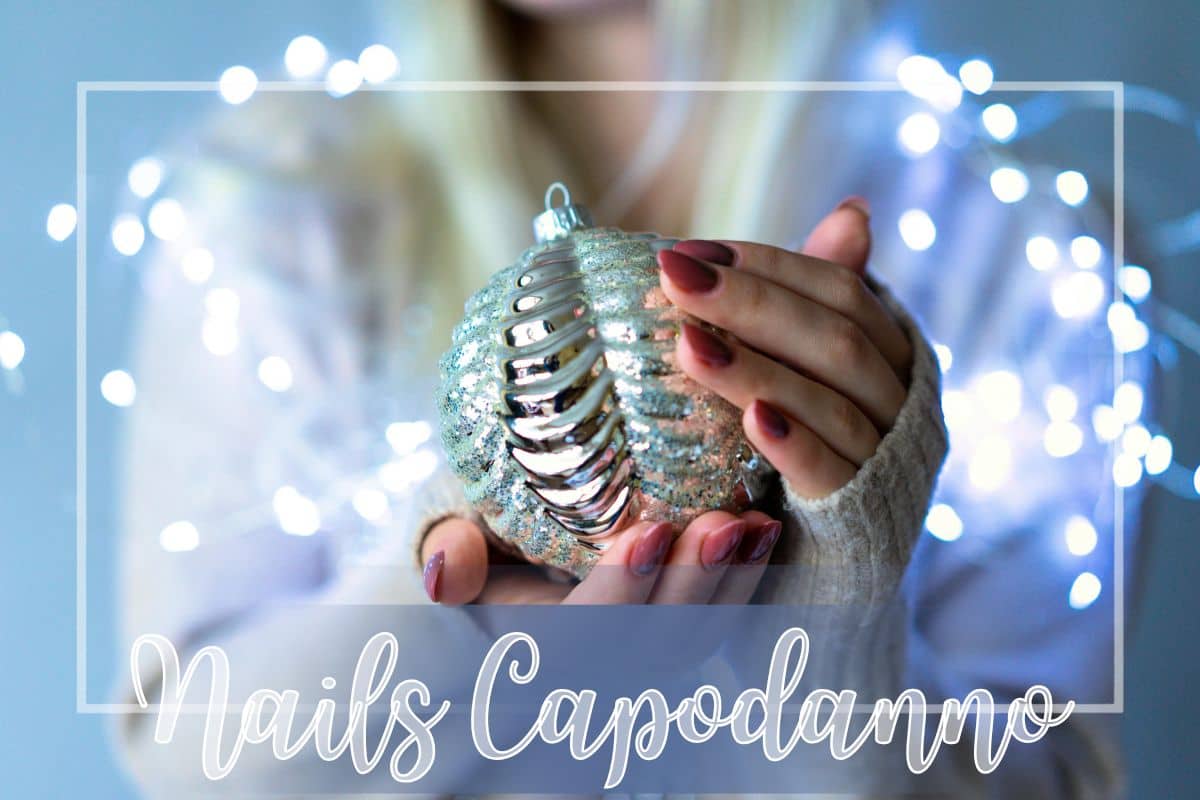 primo piano mani con palla natalizia