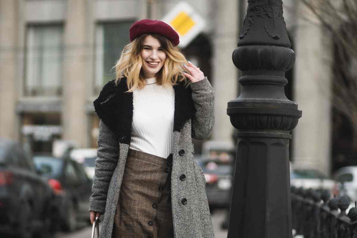donna con cappotto grigio
