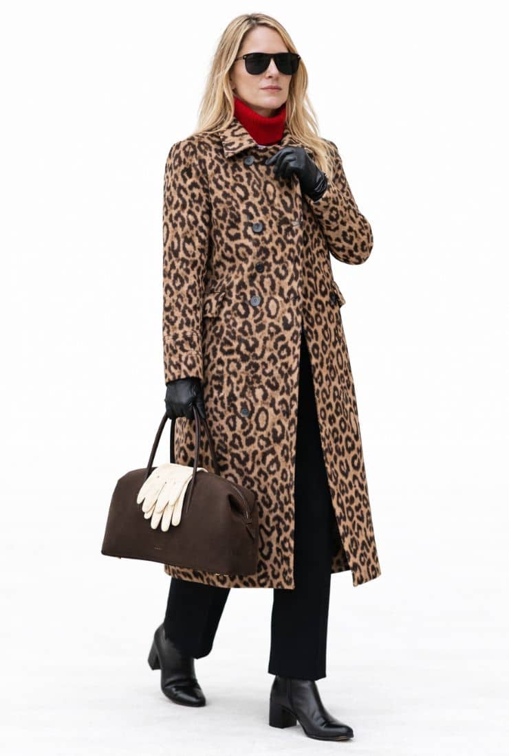 donna con cappotto leopardato