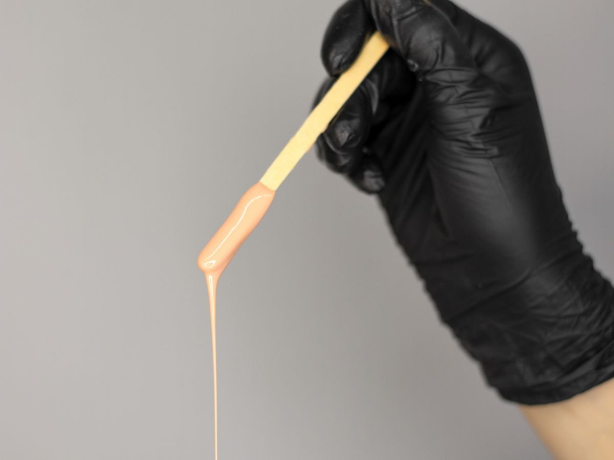 estetista con cera liquida