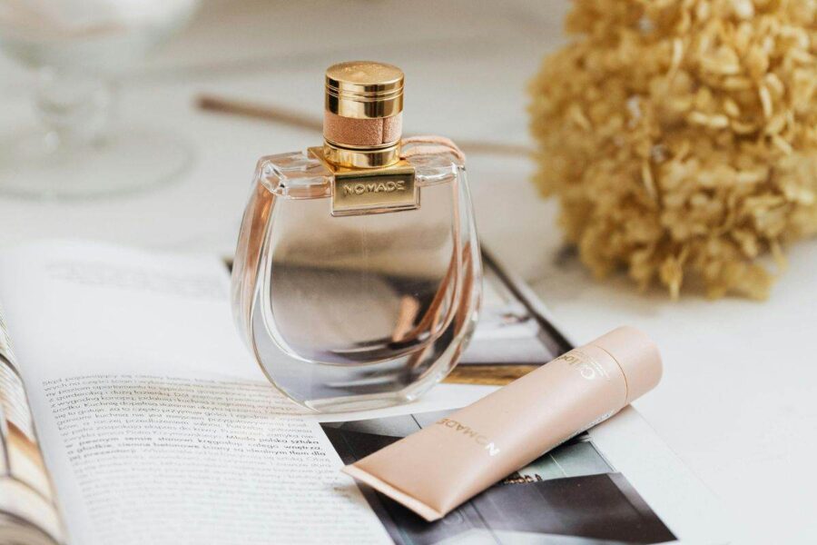 profumo, prodotto e libro aperto