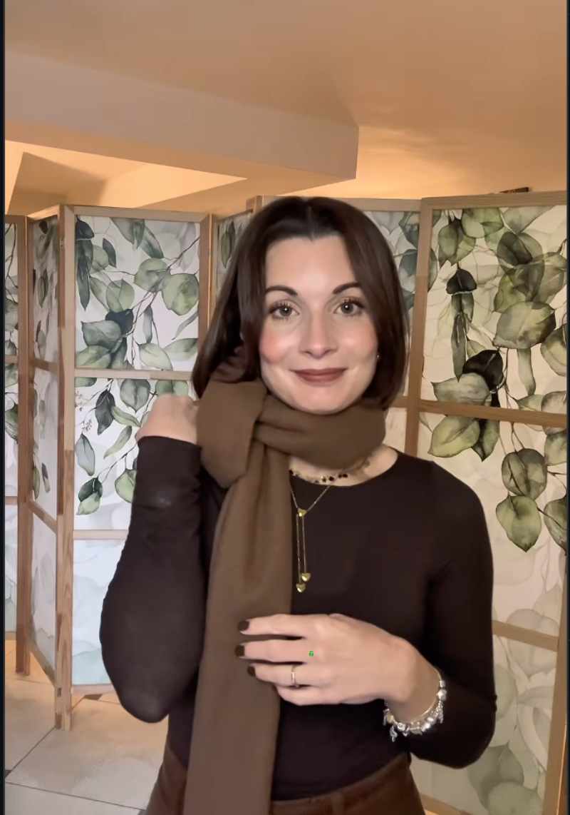 donna con sciarpa annodata di lato