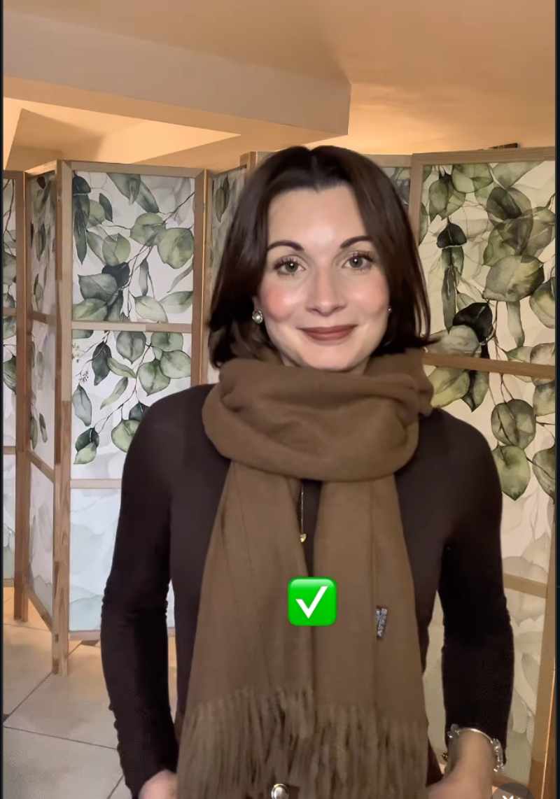 donna con sciarpa morbida sul davanti 