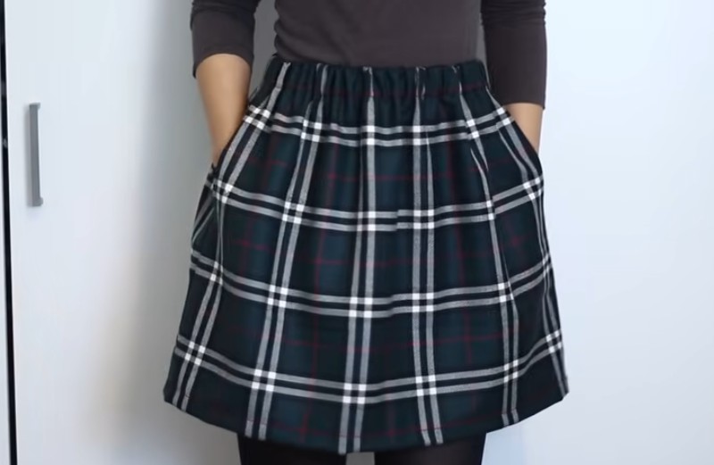 selene verdoglia mostra la sua gonna in stile tartan cucita a mano