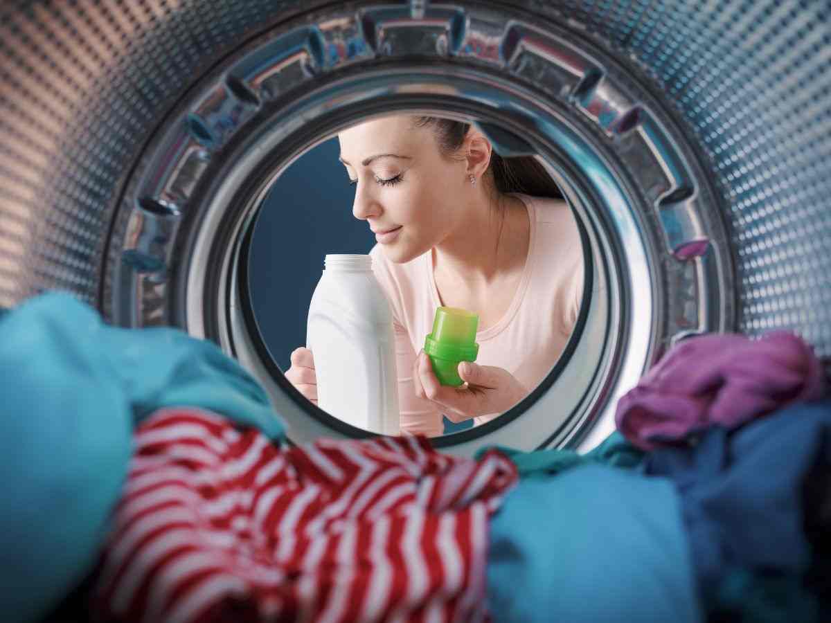 donna annusa detersivo lavatrice