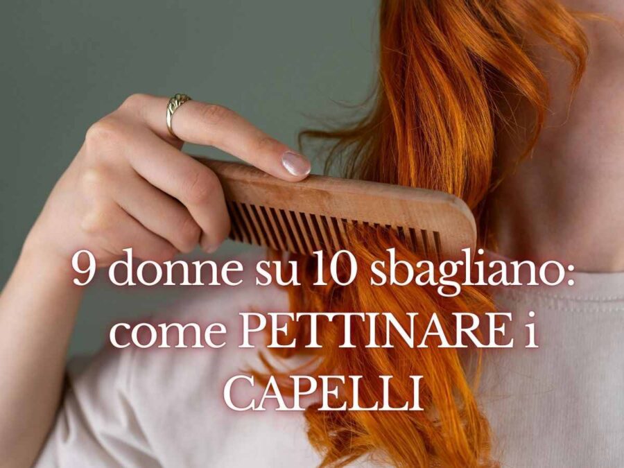 donna pettina capelli con un pettine