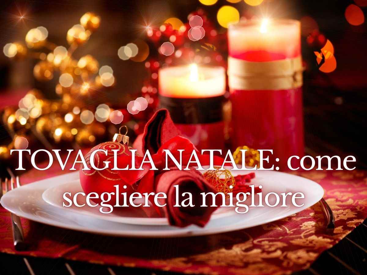 una tavola di natale con candele e palline
