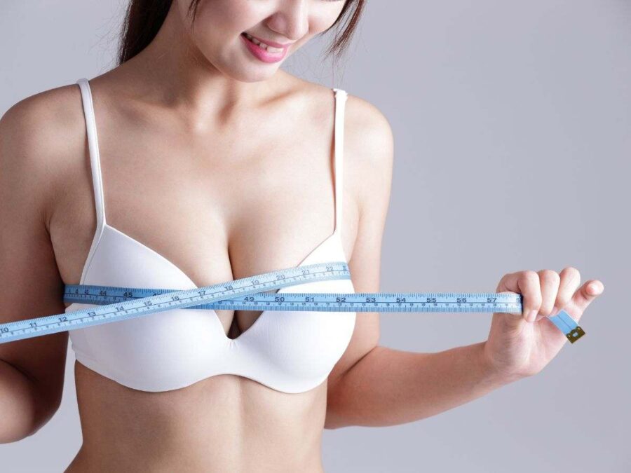 donna con metro sul seno