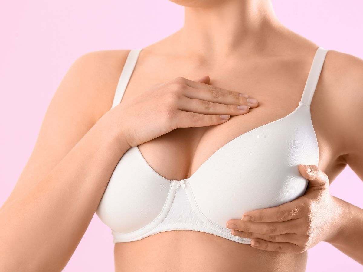 donna con reggiseno bianco