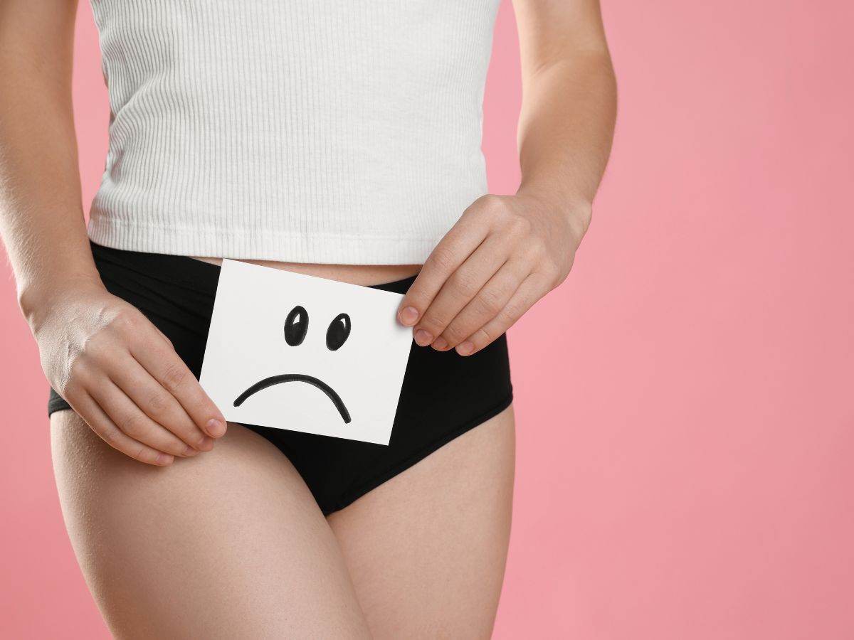 donna con foglietto in mano che include smile triste